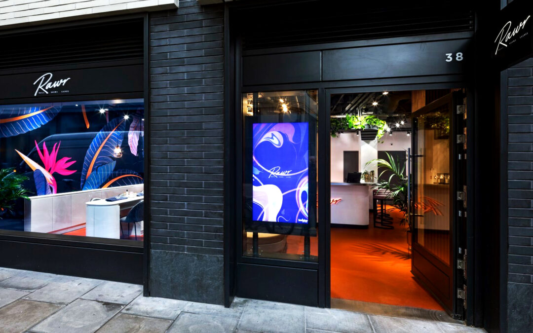 Distec partners with Vestel Visual Solutions to enhance digital signage services